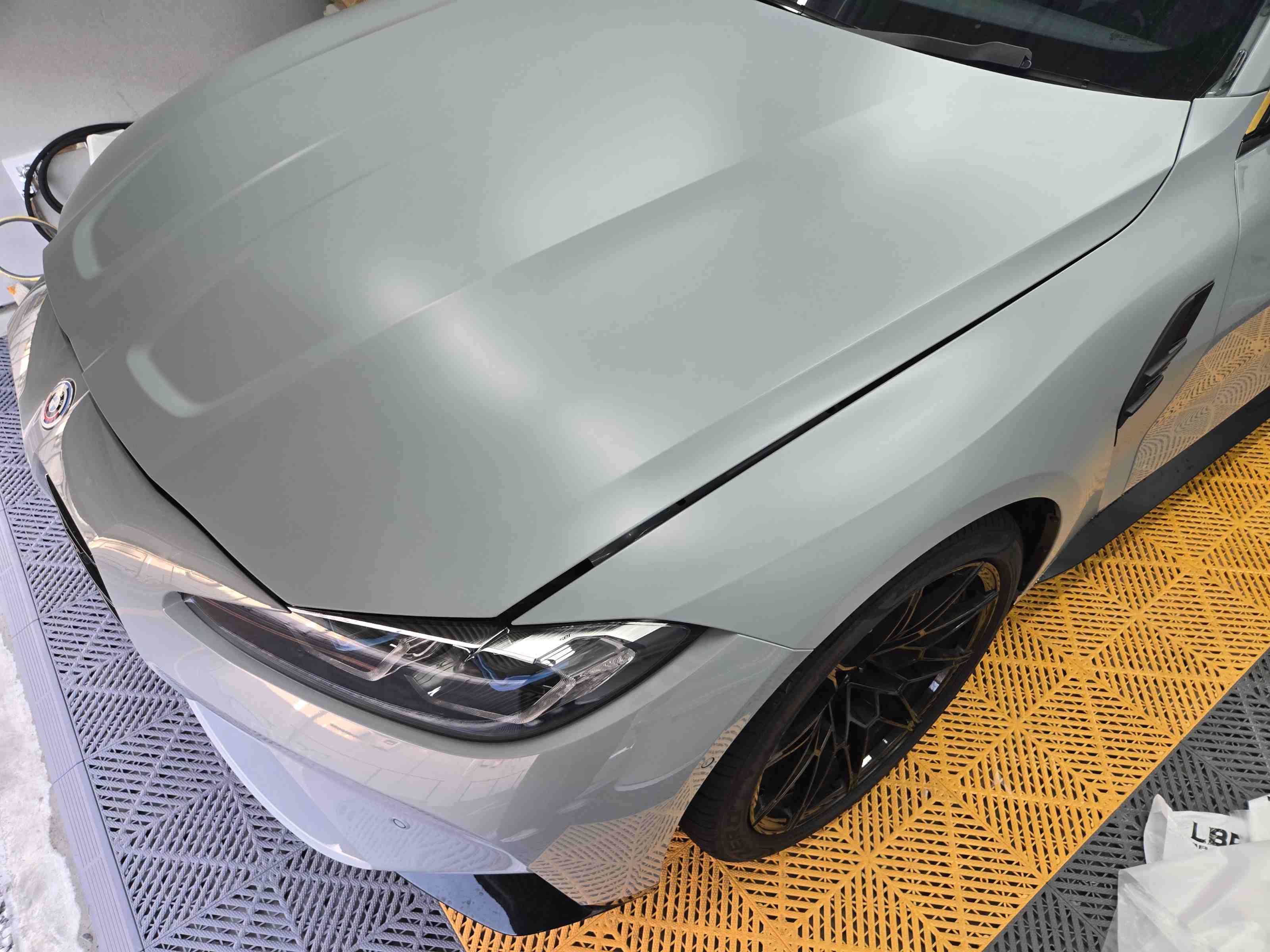BMW G82 M4 ボンネット・左フロントフェンダー マットPPF完成 フロントバンパー未施工との質感対比